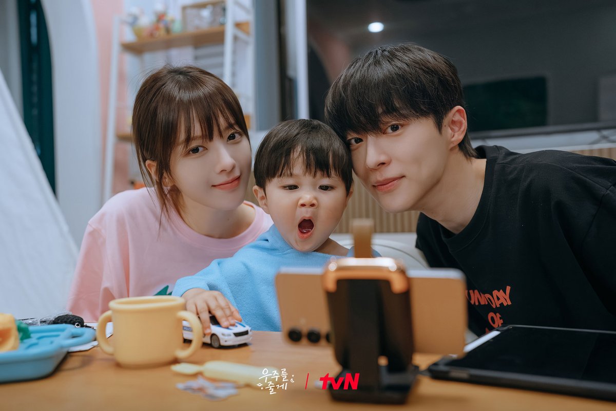 CJnDrama's tweet photo. To. 티랑이 이모, 삼촌들💕
--------------------------------------------------
이모, 삼촌들 새해 복 많이 받으세요🙇🏻
우주가 ★설날 기념★ 비하인드 스틸을 가져왔어요
내일도 우주네 가족과 함께 해주세요!
--------------------------------------------------
                                                    From. 우주👼🏻

2/18-2/19 [수목] 밤 10:30ㅣtvN
#즐거움엔20tvN #우주를줄게 #OurUniverse