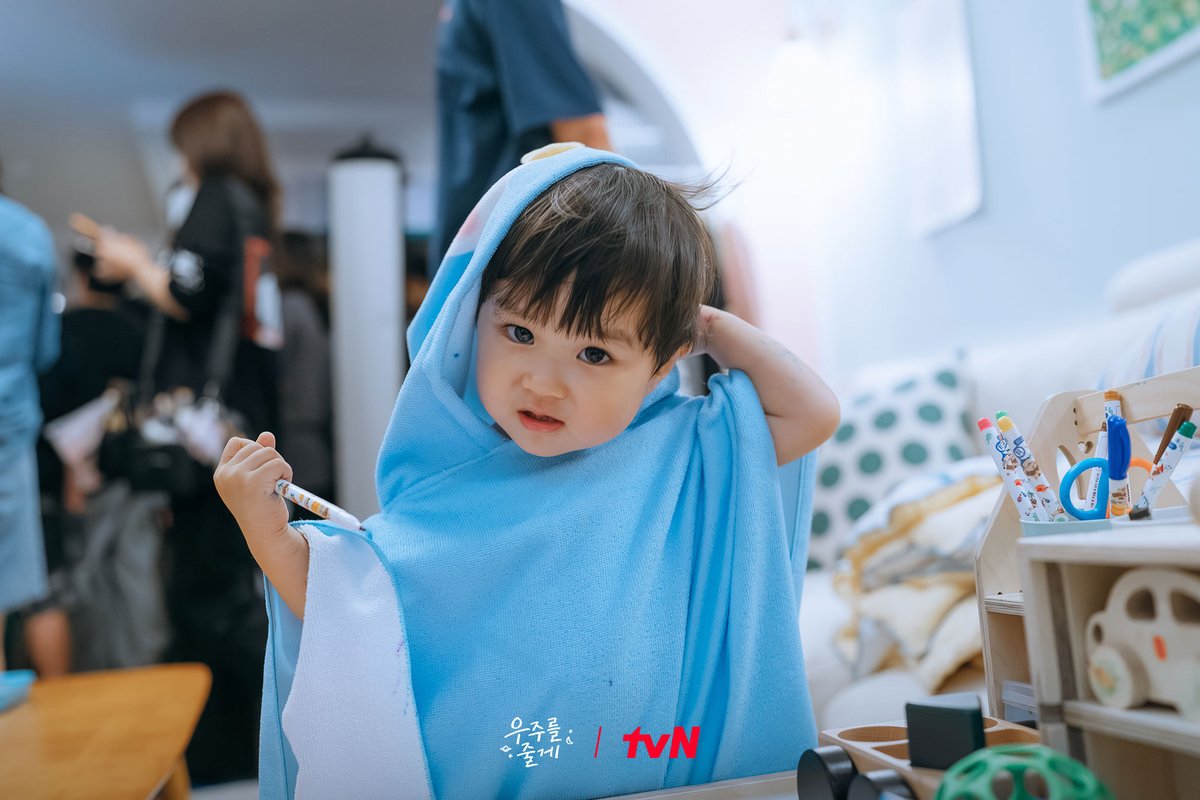 CJnDrama's tweet photo. To. 티랑이 이모, 삼촌들💕
--------------------------------------------------
이모, 삼촌들 새해 복 많이 받으세요🙇🏻
우주가 ★설날 기념★ 비하인드 스틸을 가져왔어요
내일도 우주네 가족과 함께 해주세요!
--------------------------------------------------
                                                    From. 우주👼🏻

2/18-2/19 [수목] 밤 10:30ㅣtvN
#즐거움엔20tvN #우주를줄게 #OurUniverse