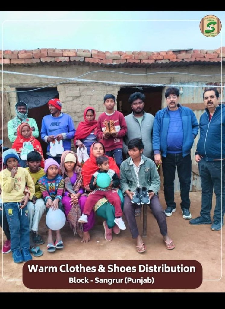 Uma_Aro_ra's tweet image. Inspired by the holy inspiration of Saint Gurmeet Ram Rahim Ji today lakhs of Dera followers distribute blankets and other materials to the needy people every winter. 
#WinterCare