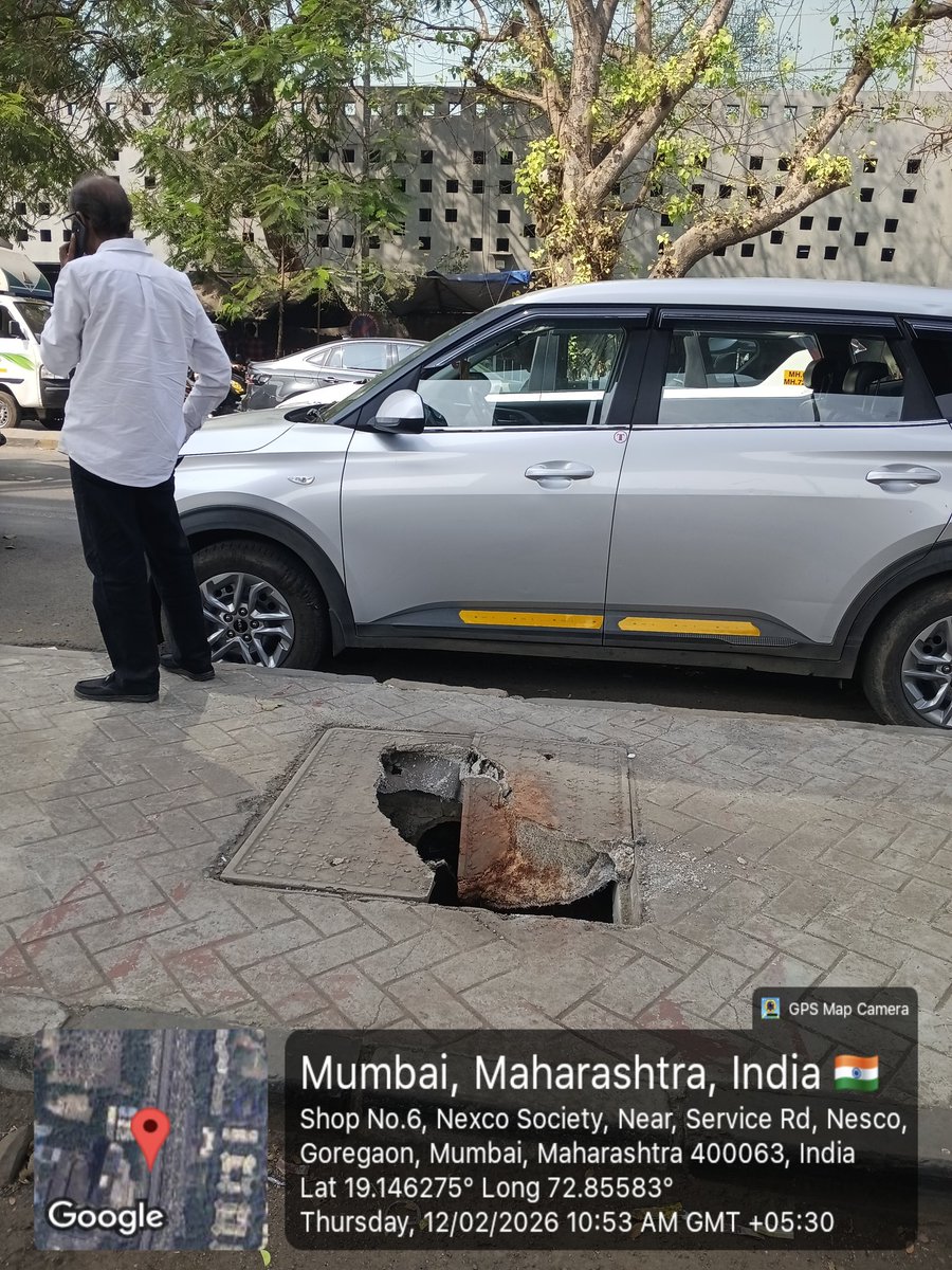 ByadavVivek's tweet photo. वॉर्ड ५४ गोरेगांव पूर्व 
 मध्ये नेस्को समोर फुटपाथचा काही भाग तुटून पडलेला आहे. त��यामुळे त्या मार्गावरून जाणाऱ्या नागरिकांना अपघाताचा धोका निर्माण झाला आहे. कृपया संबंधित विभागाने तात्काळ दुरुस्तीची कार्यवाही करावी, ही विनंती.
@mybmcWardPS  @mybmc 
@MumbaiMetro01 https://t.co/yWiPP9s4bt