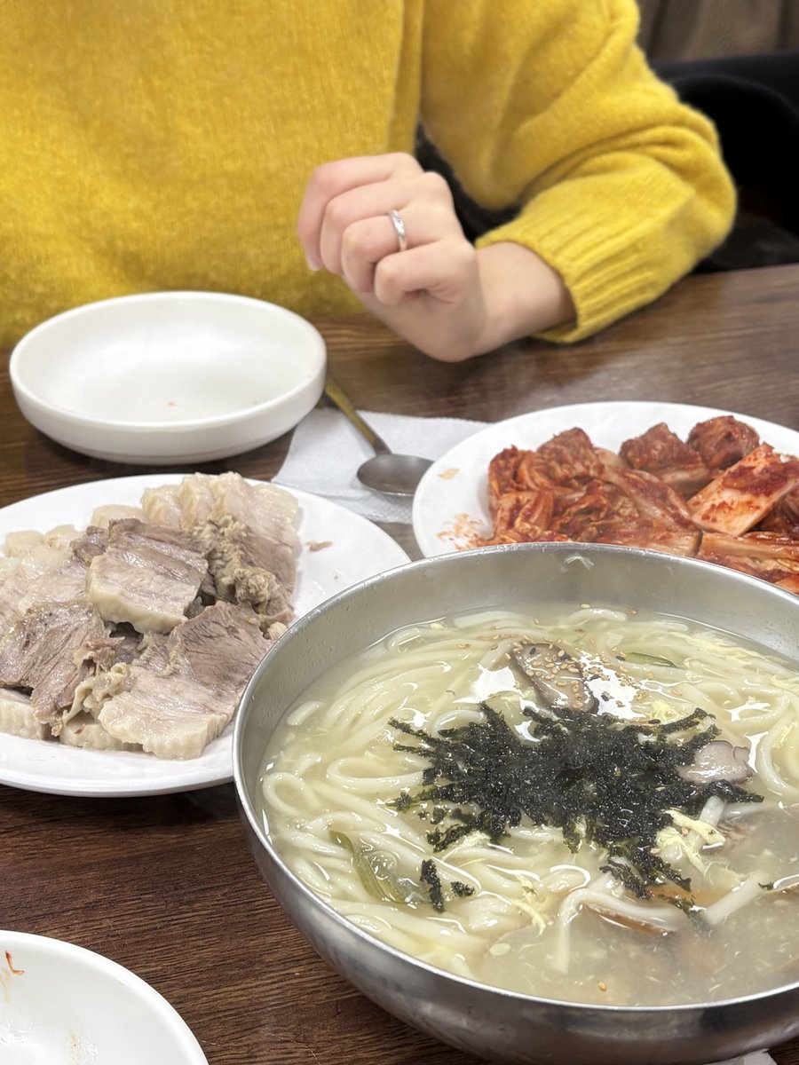 보쌈이 너무 먹고 싶어서 선글라스 끼고 나왔다...