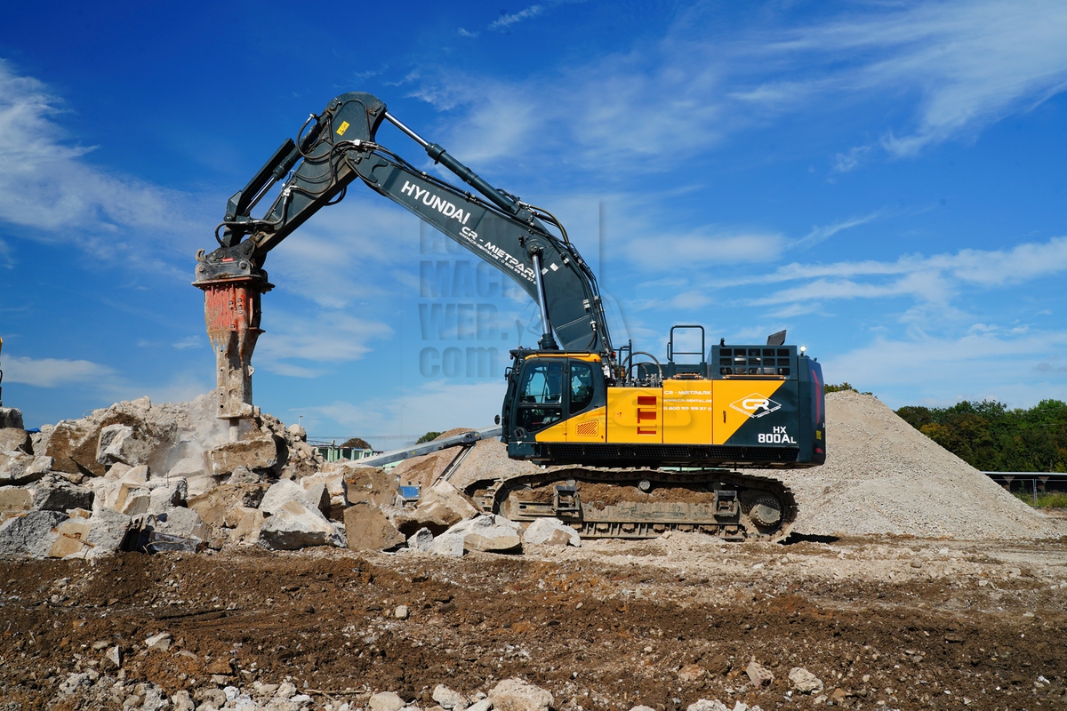 CR-Rental, een bedrijf gespecialiseerd in de verhuur van groot materieel, heeft Manns GmbH uit het Duitse Windhagen twee Hyundai HX800AL graafmachines van 80 ton ter beschikking gesteld voor een veeleisend sloopproject.
bouwmachineweb.com/nieuws/1997/ma…