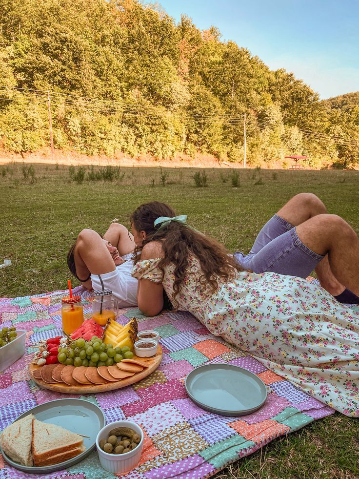 Ikcharles90's tweet photo. Which do you prefer for a first date with your lover? 

 Picnic date                      Restaurant date https://t.co/kBp4IEKMqs