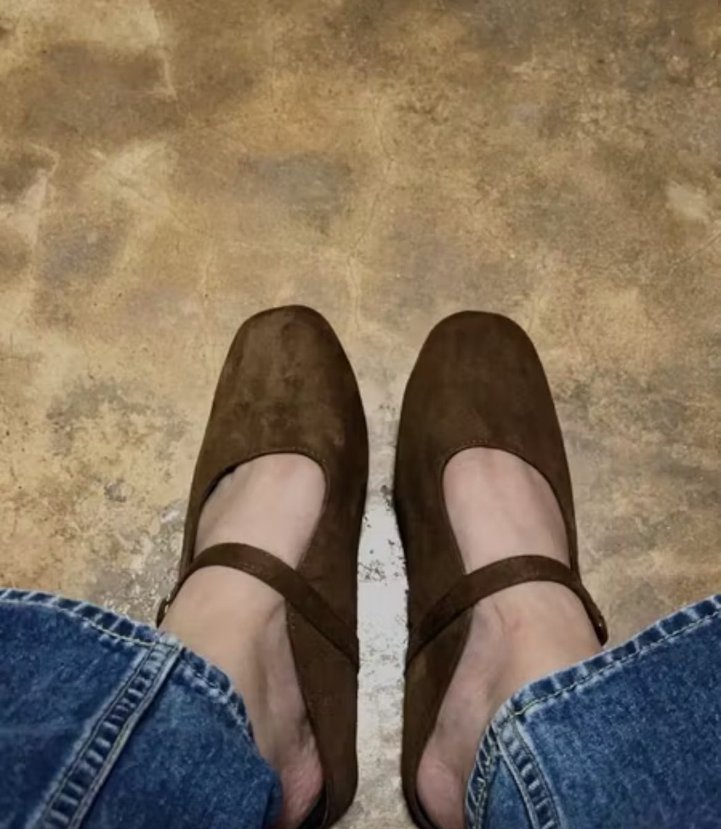 ไถตต.ไปเจอร้านขายรองเท้า คุณตาทำมือ ฝีมือคนไทย ดูไปดูมาเห้ยฉันใส่รองเท้าลุงเขาอยู่ คือใส่ดี คุณภาพเยี่ยมเลย  ฝีมือคนไทย อุดหนุนสินค้าไทน  อุดหนุนคุณลุงกัน