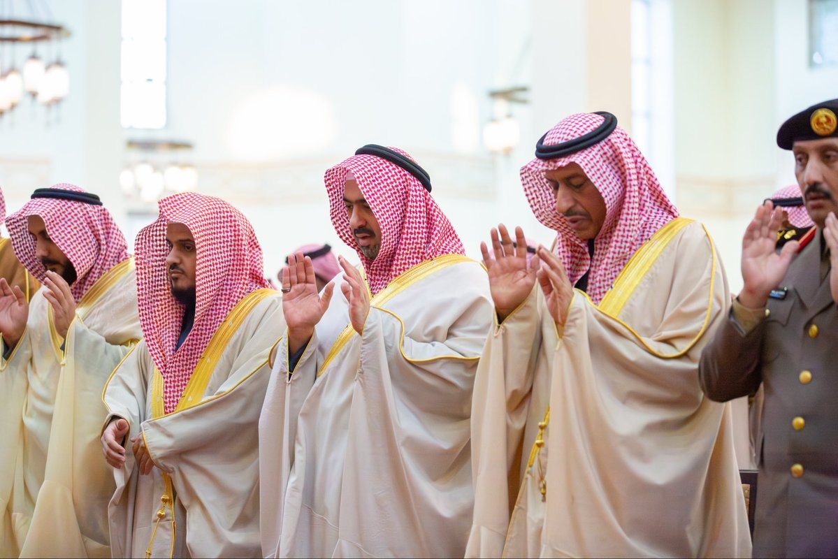 سمو #نائب_أمير_منطقة_تبوك الأمير #خالد_بن_سعود بن عبدالله الفيصل بن عبدالعزيز يؤدي #صلاه_الاستسقاء مع جموع المصلين بجامع الوالدين بمدينة تبوك.