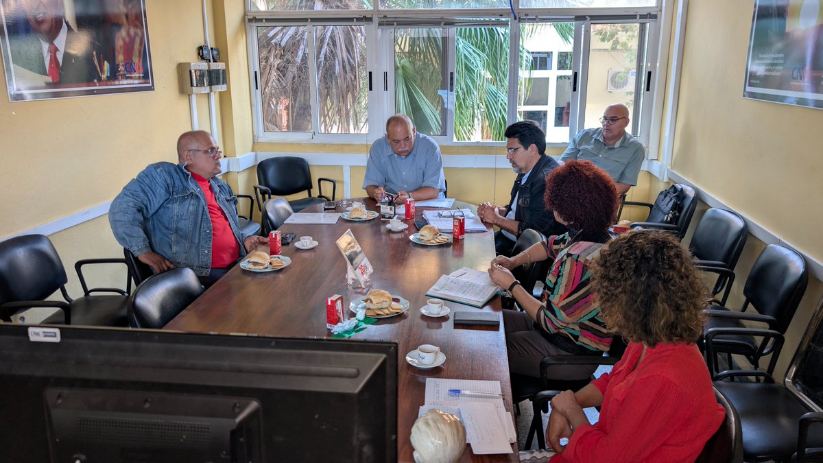 CNCICuba's tweet photo. Recibimos hoy a nuestro ministro de energía y minas,
@VicentedelaO2
y el director de la @RefineraCienfu1 y jefe del consejo de cooperación del @EnergiaMinasCub en Cienfuegos, Raul Jaramillo. 
Puntualizados acuerdos tomados con el objetivo de seguir fortaleciendo el CNCI. https://t.co/teFbkHjQzp