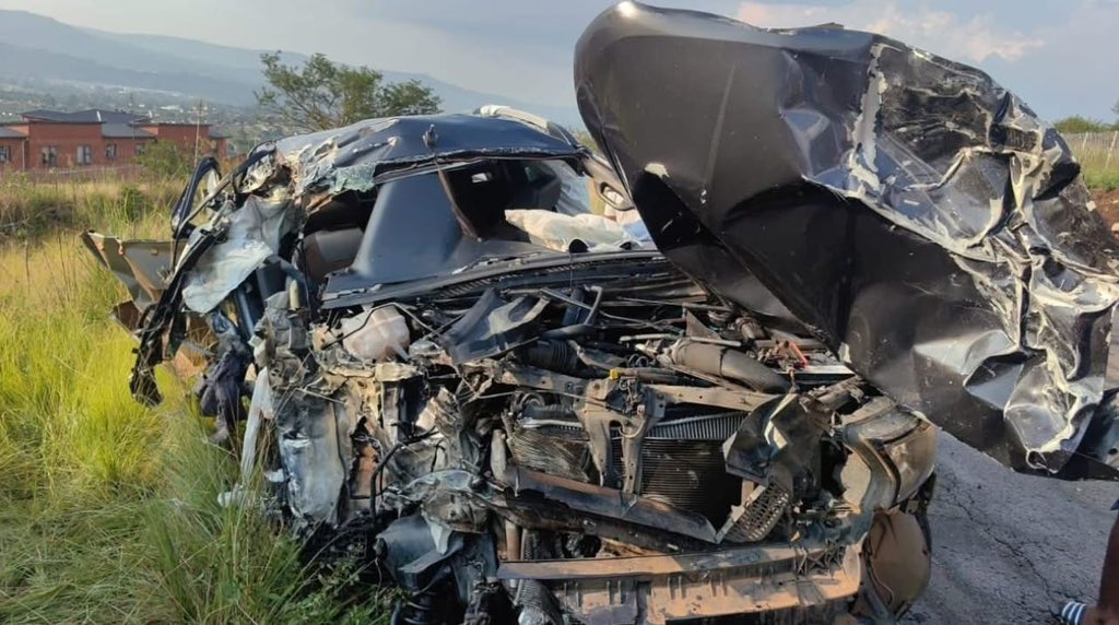 Am_Blujay's tweet image. ICYMI : Multi-vehicle crash on the R56 near Archie Gumede Rd left seven people injured after a truck and two bakkies collided. Two were critically injured and one later died in hospital. The road was closed for hours during rescue operations. Authorities are investigating. #R56