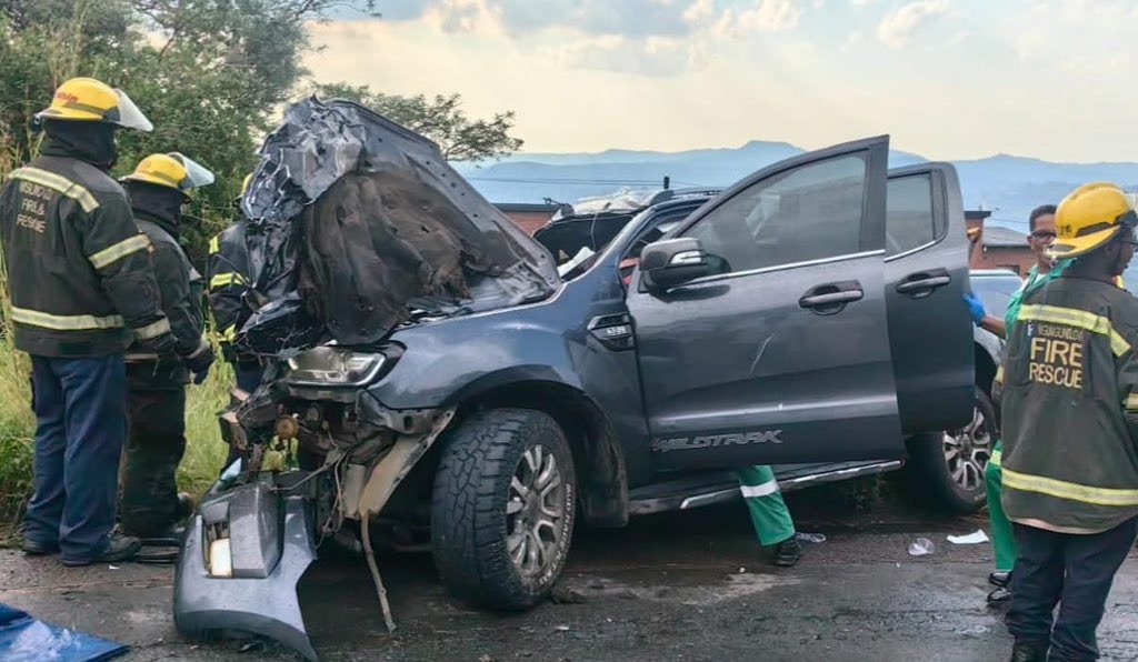 Am_Blujay's tweet image. ICYMI : Multi-vehicle crash on the R56 near Archie Gumede Rd left seven people injured after a truck and two bakkies collided. Two were critically injured and one later died in hospital. The road was closed for hours during rescue operations. Authorities are investigating. #R56