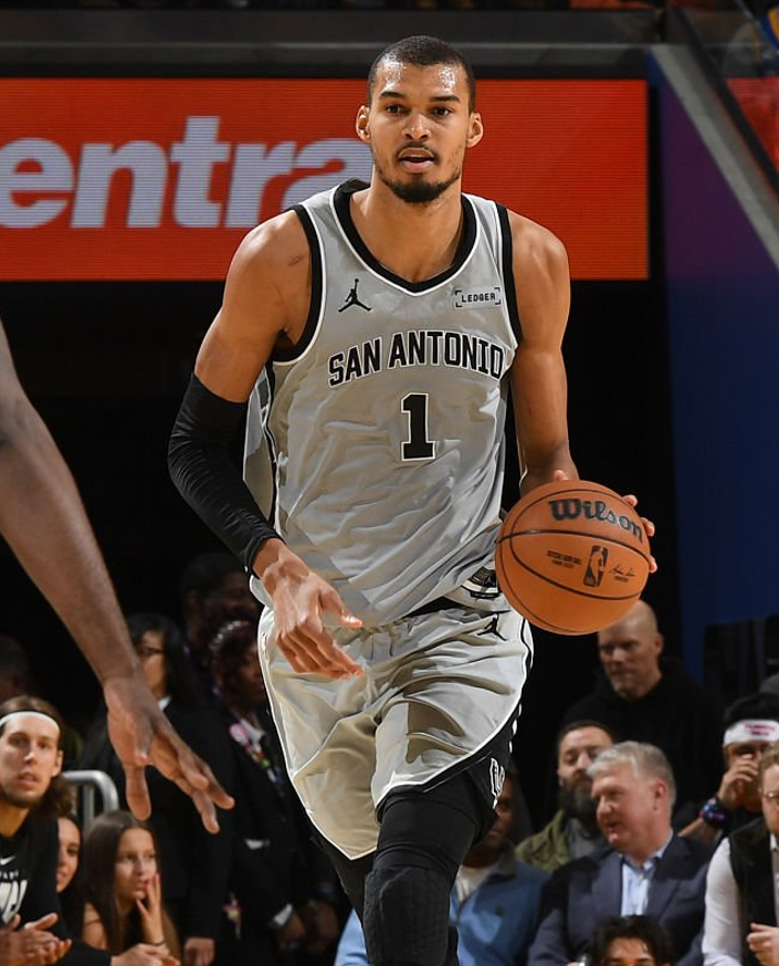 VICTOR WEMBANYAMA CE SOIR :

26 POINTS À 47%
9 REBONDS
4 ASSISTS
2 BLOCKS
LA WIN À GOLDEN STATE ✅
BOUSCULÉ, MAIS TELLEMENT IMPACTANT ✅
15ᵉ MATCH À 25+PTS &amp; 2+BLK CETTE SAISON ✅

6ᵉ WIN CONSECUTIVE POUR LES SPURS, QUI SONT EN [38W-16L] AU BREAK 🤠