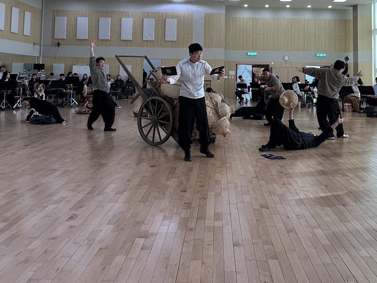 thtrman's tweet photo. 가무악극 <춤바람분데이>가 3연을 맞이하고 있습니다. 곰삭은 느낌에 정겨움까지 뭍어납니다.
2026.2.27-3.1 #국립부산국악원 연악당
#춤바람분데이 #안경모연출 #경민선극작 #신동일작곡 #김수현안무 #복미경안무 https://t.co/l6RCtqyvs3