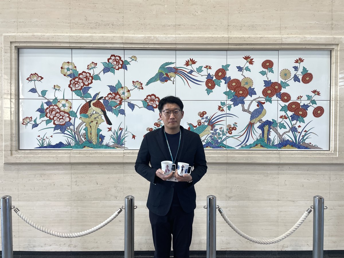 ＃ゾンビランドサガ ゆめぎんがパラダイス
コラボマグカップ☕への多くのお申込みに深く感謝します‼️
何と、当初予定の１００件を超えるお申込みを頂きました😎
順次対応中ですので少しお待ちください。 

本当にゾンビィは強か🧟‍♀️
伝統産業支援室長
近野顕次🐔🕺