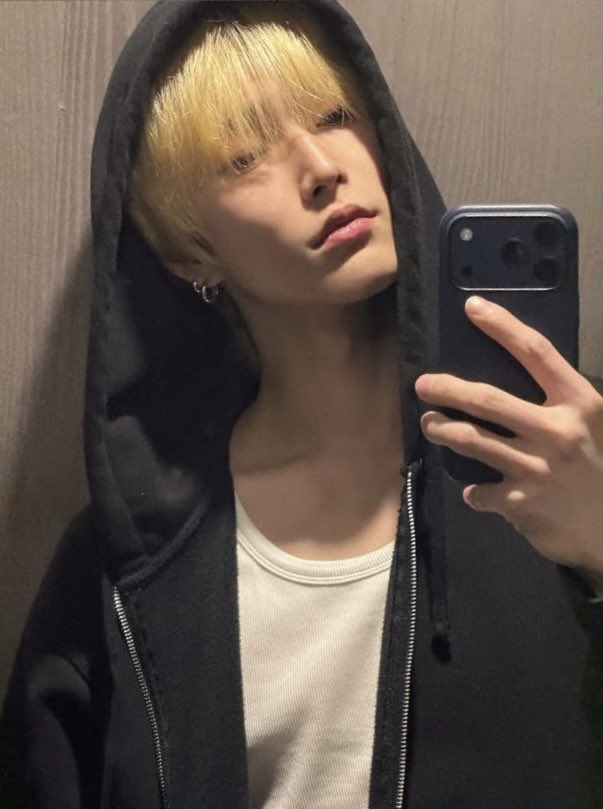 เตรียมตัวรับแรงกระแทกพรุ่งนี้ได้เลย ซึงฮันมาไทยด้วยสีผมใหม่ ซึงฮันมานต้องเดินเก๊กขึ้นอีก x10 แน่นอน เอาดิ้นดุนแก้มและก็เสยผมแบบเสยใจแม่ป้าไปด้วยแน่นอนทรงนี้ กุอยู่ไม่ได้แล้ววว กุตรายยยค่ะ