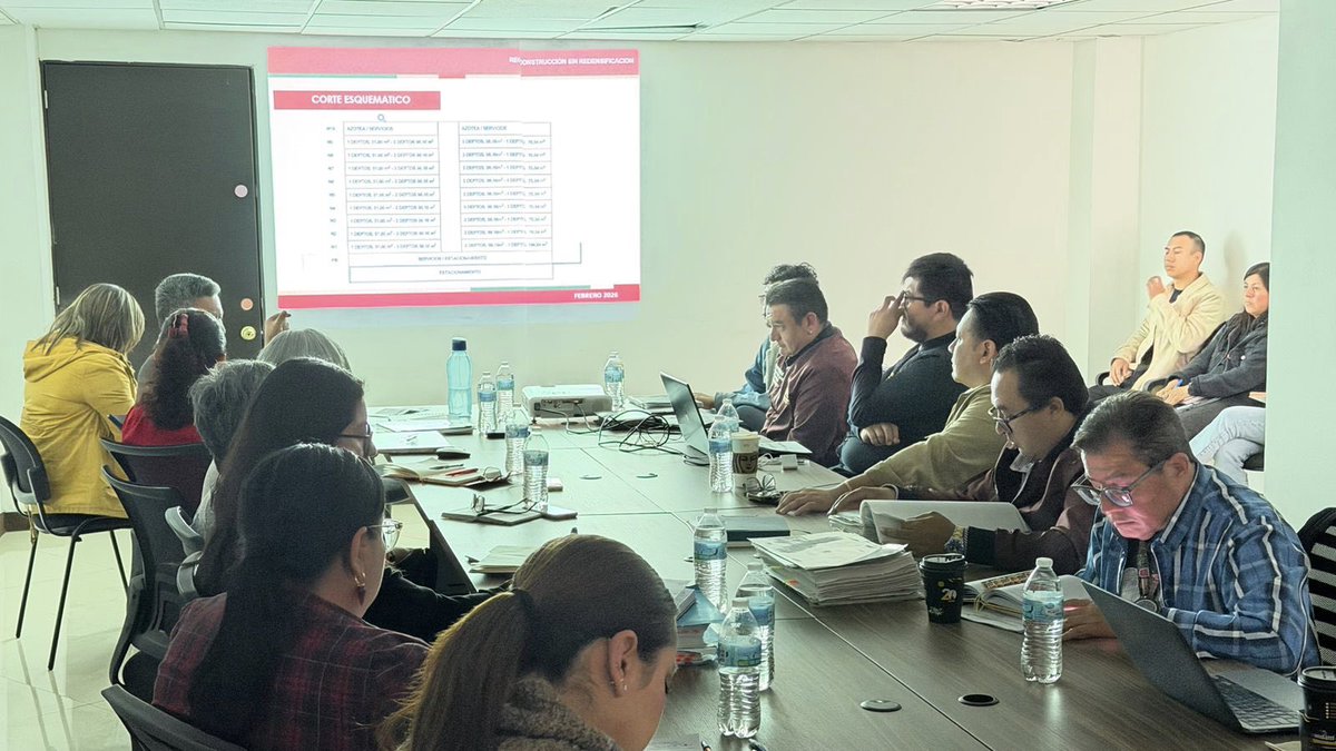 OmarPiH's tweet photo. En coordinación con nuestro Secretario de Vivienda de la #CDMX, continuamos fortaleciendo la atención a las #UnidadesHabitacionales, con trabajo cercano y soluciones concretas. 🏠✨

#TrabajoCercano #UnidadesHabitacionales #ViviendaDigna
#CapitalDeLaTransformación
@Vivienda_CDMX 
@Comision_CDMX 
@ProsocCDMX