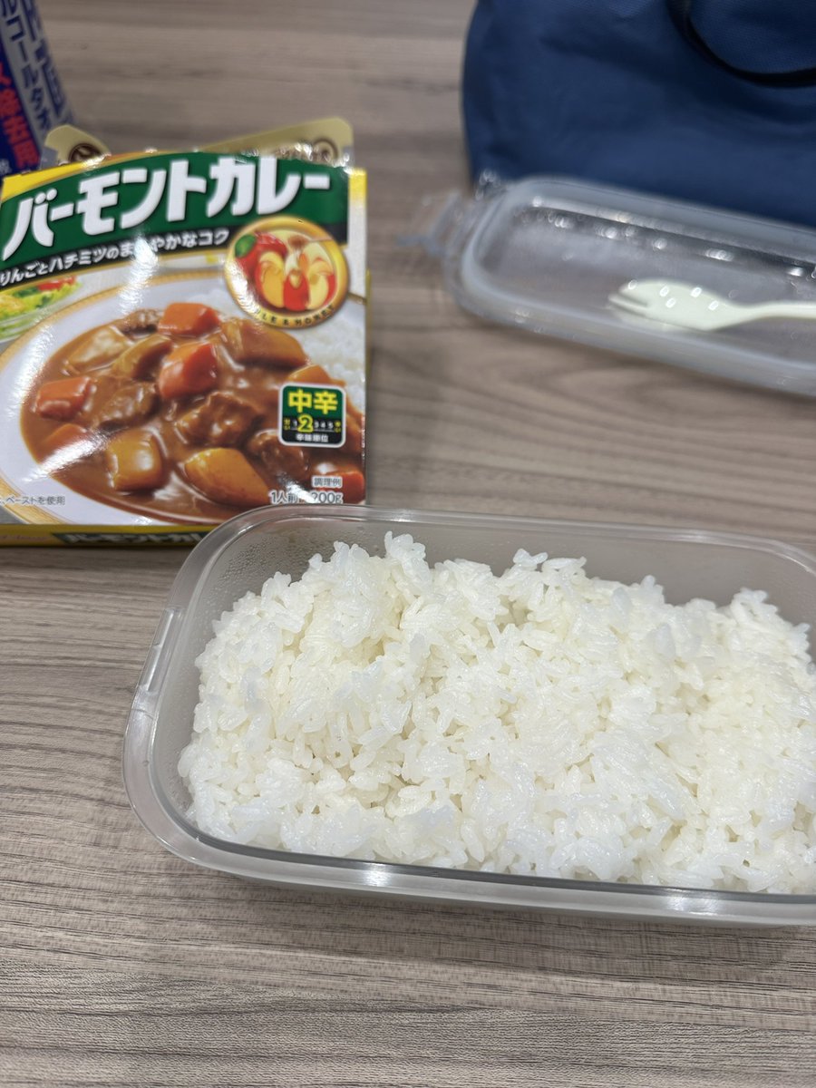 作るの面倒な時は、これが定番ランチ

会社のレンジで出来上がり