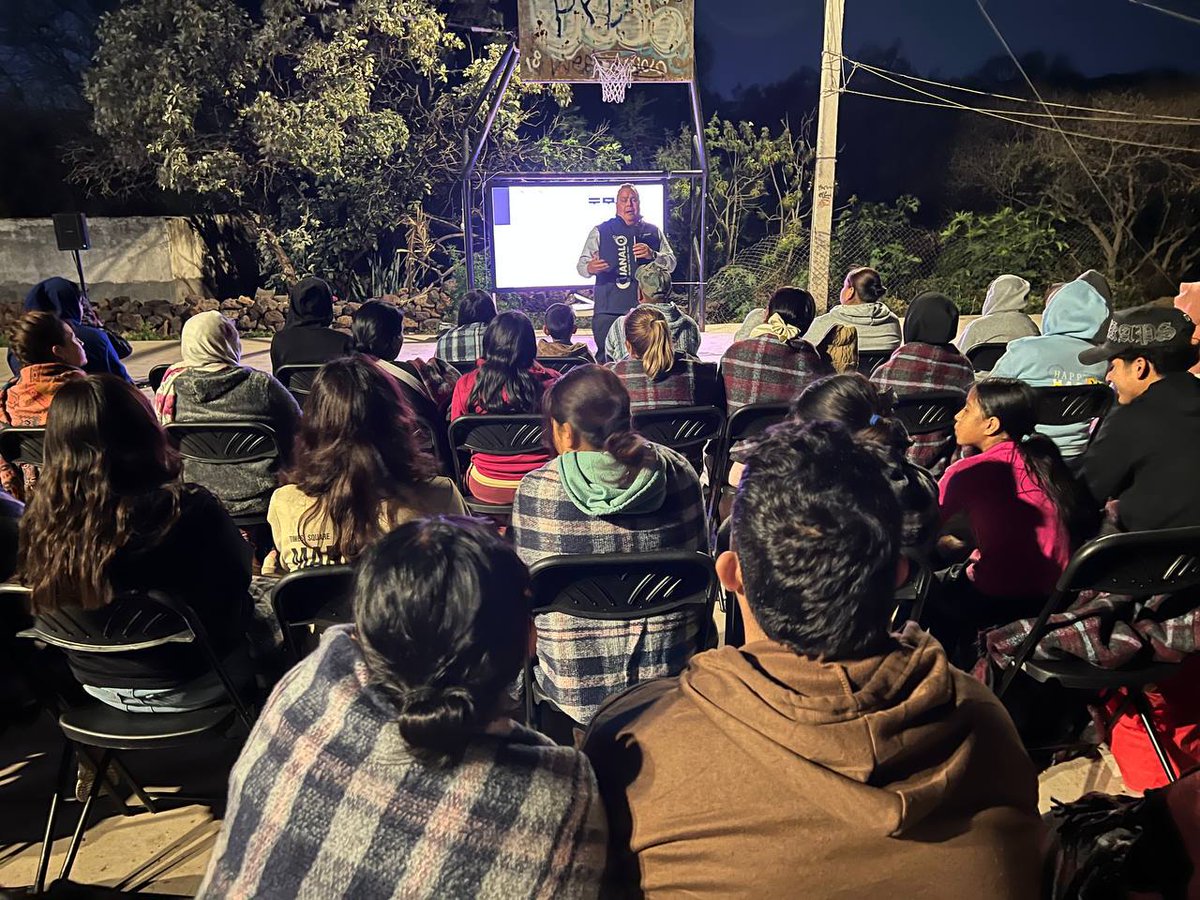 gcuanalo's tweet photo. Con #VoyContigo te escucho y resuelvo tus dudas.
Hoy pasamos una noche increíble con las y los vecinos de la colonia San Pedrito El Alto. Platicamos sobre el Bono Qrobus y cómo pueden ahorrar en sus viajes adquiriéndolo fácilmente desde la app Qrobus, con opciones de bonos semanales, quincenales y mensuales.

Gracias por recibirnos, seguiremos mejorando para que tus traslados sean cada vez más accesibles. 🙌