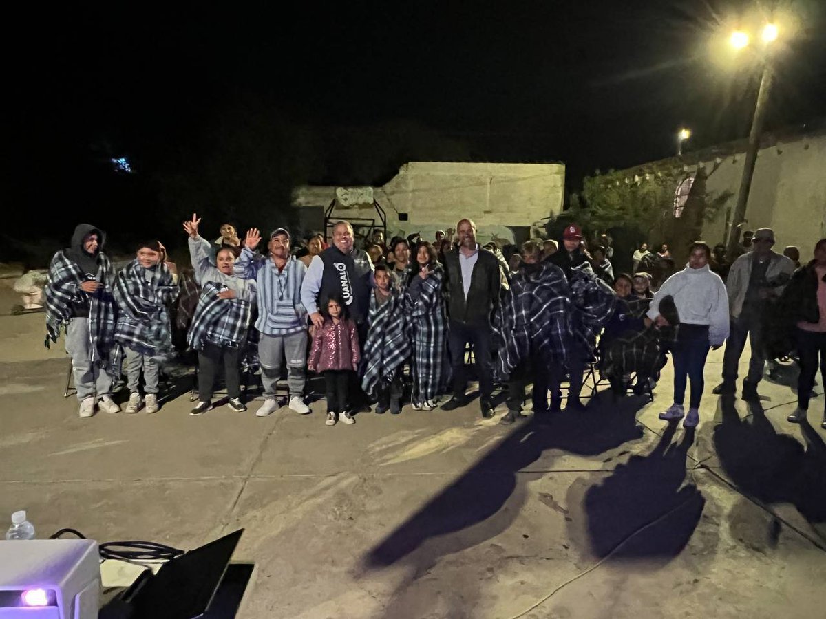 gcuanalo's tweet photo. Con #VoyContigo te escucho y resuelvo tus dudas.
Hoy pasamos una noche increíble con las y los vecinos de la colonia San Pedrito El Alto. Platicamos sobre el Bono Qrobus y cómo pueden ahorrar en sus viajes adquiriéndolo fácilmente desde la app Qrobus, con opciones de bonos semanales, quincenales y mensuales.

Gracias por recibirnos, seguiremos mejorando para que tus traslados sean cada vez más accesibles. 🙌