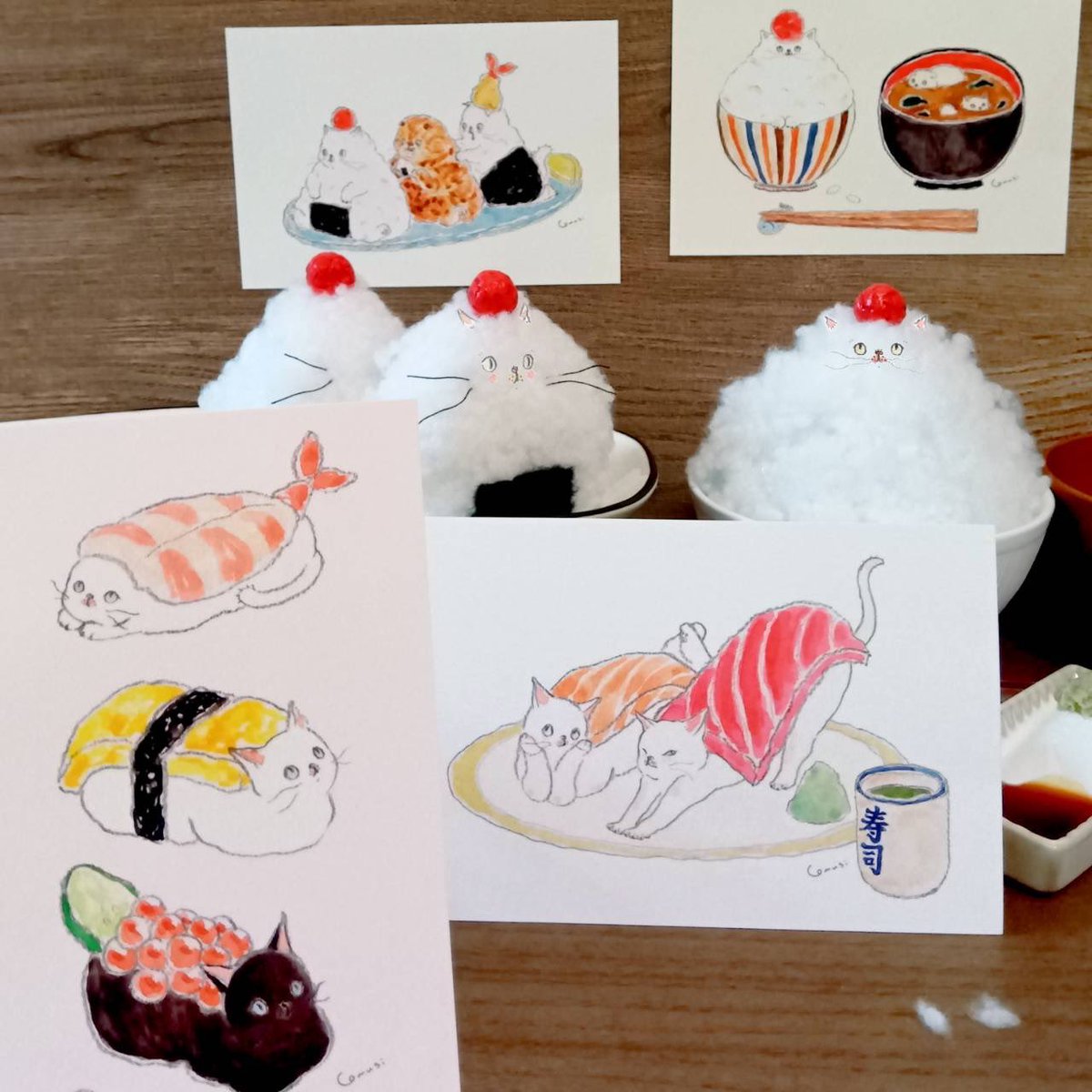 ＼トコロコムギ🍣和風ポストカード新発売／

大人気イラストレーター🐱トコロコムギさん（<a href="/tocorocomugi/">TOCOROCOMUGI トコロコムギ</a>）が描く
ゆるくてちょっぴりあやしかわいいにゃんこたちが、山盛りごはんやおみそ汁🍚おにぎり🍙お寿司🍣に🥢