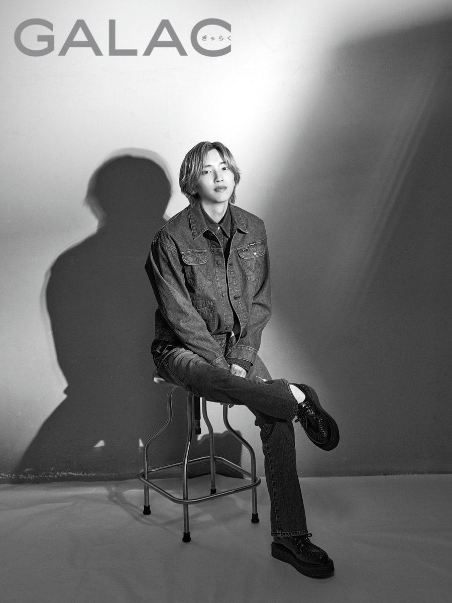 【放送専門誌 #GALAC】
「GALAC」2026年4月号(3/6発売)の表紙を飾る、映画『#君が最後に遺した歌』主演の #道枝駿佑 さん（#なにわ男子 ）！
誌面掲載カットより１枚お届けします📸

公式オンラインショップにて予約受付中です。
お求めの方はぜひご利用ください。
🛒houkon.shop-pro.jp