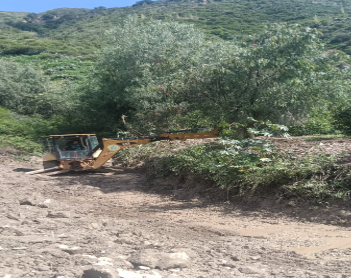 COENPeru's tweet photo. ⚠️ Cusco: tras lluvias intensas, el 10/2 se produjo un #Huaico en el sector Moyoc, distrito de #Limatambo, provincia Anta, que causó daños a vías, cultivos e infraestructura de riesgo. Municipalidad distrital culminó trabajos de limpieza en caminos vecinales, con apoyo de maquinaria pesada (retroexcavadora), y el tránsito se encuentra restablecido. (1/2)