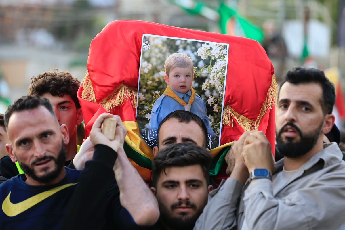Siyonist rejim Ali'yi Güney Lübnan'da öldürdü, henüz 4 yaşındaydı. Dün küçük bedeni toprağa verildi..

"ALİ" Suriye'de yaşayan Durzi veya Alevi olmadığı, PKK/PYD'nin yetiştirdiği militan olmadığı için Türkiye solu tarafından görmezden gelindi.