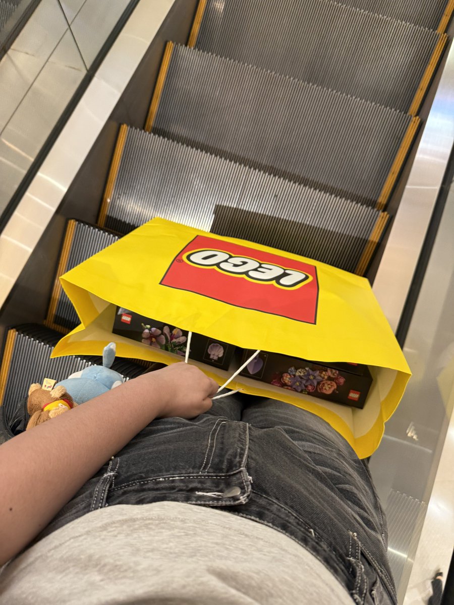 ฟรินอ้ะ ชั้นรักถุงเหลือง ชวนซีนิวมาอีกบ่อยๆน้า คอลอื่นด้วยกะได้ พ้มพร้อมซื้อๆๆๆๆๆ วันนี้ซื้อคอลดอกไม้ลุ้นสิทธิ์แต่เนียนๆอ้างแม่ว่าซื้อมาต่อกับหลาน กั่กๆ 555555555