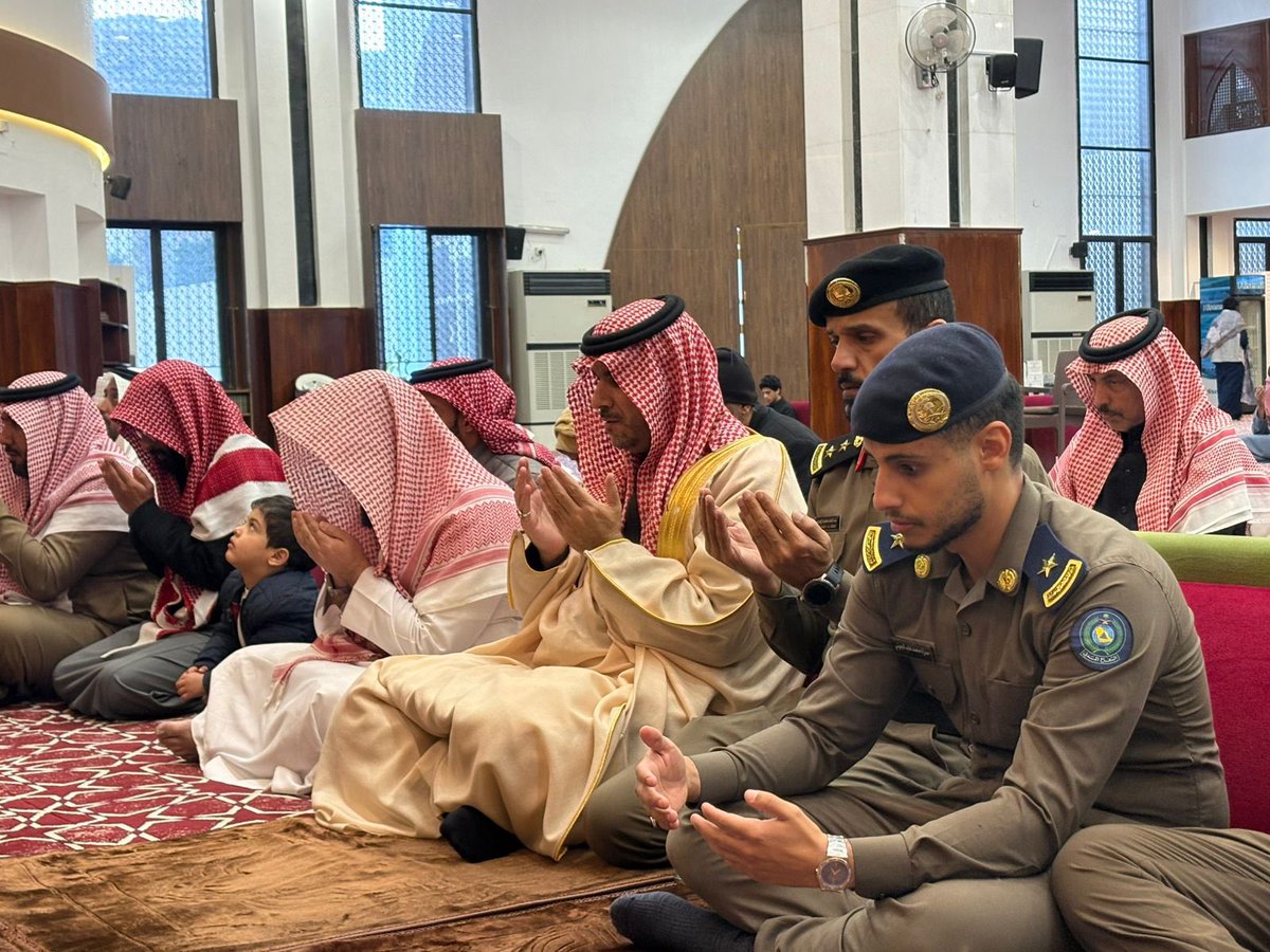 إنفاذًا لتوجيه خادم الحرمين الشريفين، أُقيمت صلاة الاستسقاء بجامع ابن إبراهيم بمحافظة #المندق، يتقدّم المصلّين سعادة محافظ المندق الأستاذ/ قاسم بن سعيد آل محسن، و عدد من مديري الجهات الحكومية والأهالي بالمحافظة.