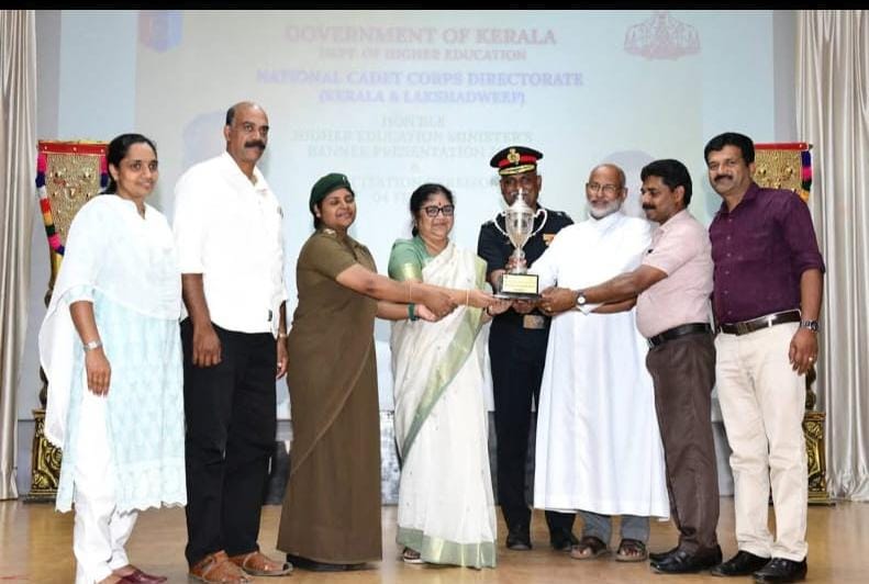 gpnccktym's tweet photo. Dr R Bindu, Hon'ble Minister for Higher Edn &amp; Social Justice, Govt of Kerala presented Runners Up Trophy to St. George’s High School, Parathode, 33 (K) Bn NCC, Gp HQ Kottayam for Best institute (JD/JW) category in the K &amp; L Dte during the banner presentation ceremony of RDC 2026. https://t.co/ti1DV7Twri