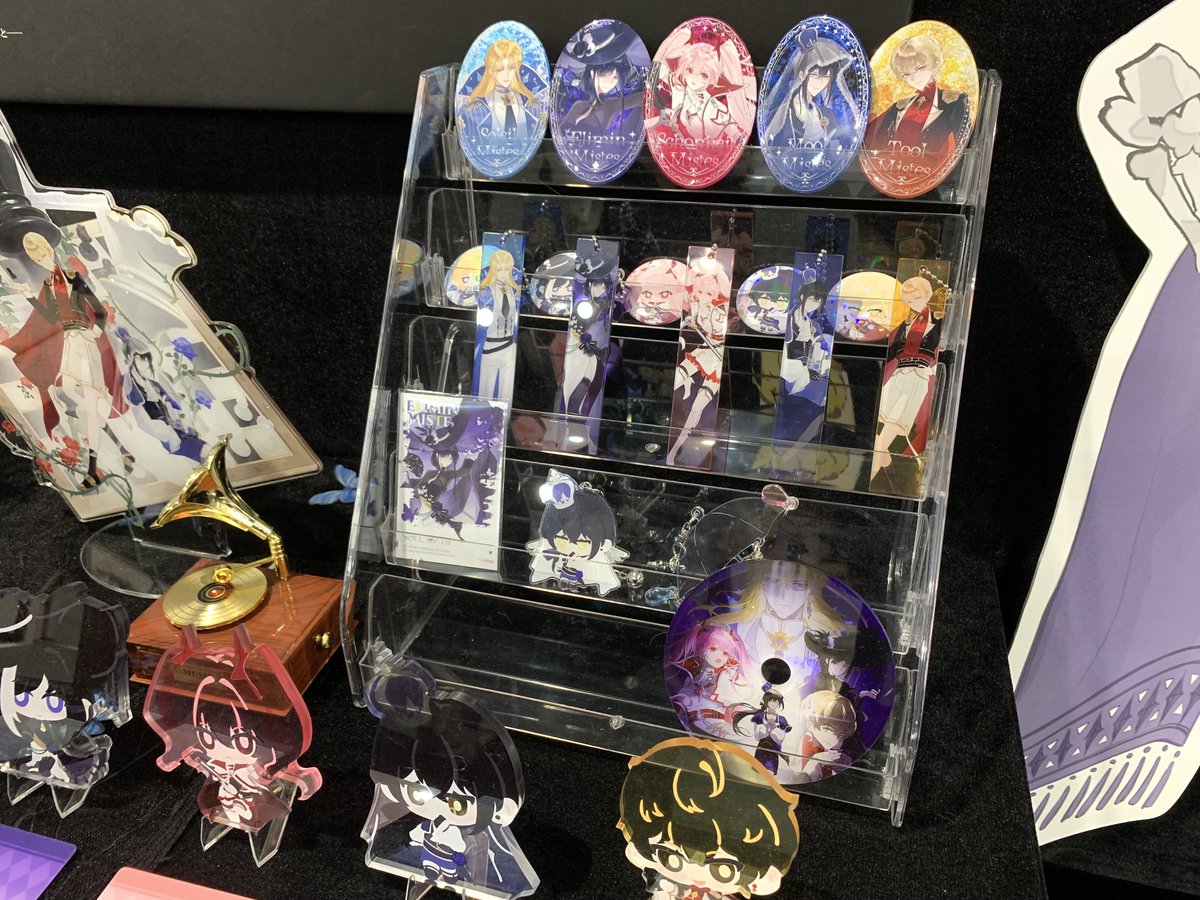 マンガ学部キャラクターデザインコースの展示は、本館2階・3階・5階のエリアを使って作品を展示しています。迫力の等身大パネルから、繊細なグッズまで、学生たちがこだわり抜いた「世界に一つだけのキャラクター」が集結しています。個性豊かな物語の主人公たちにぜひ会いに来てください。