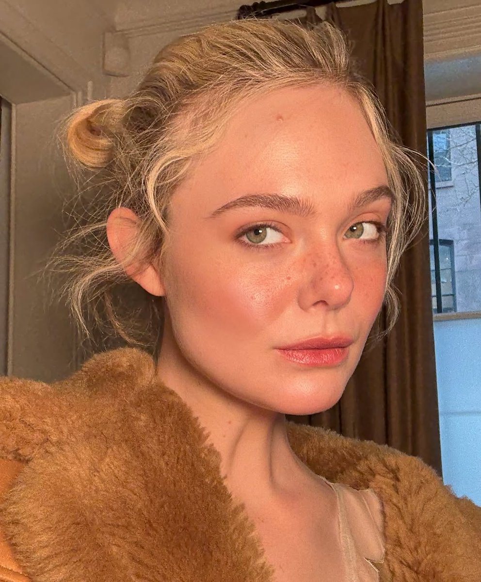 ashotmagazine's tweet photo. Elle Fanning via IG https://t.co/KsWYmIN85T