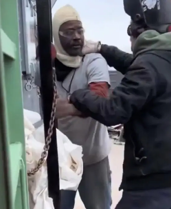 BlackNews's tweet image. Fight Breaks Out as White Construction Worker Grabbed His Black Co-Worker By the Neck

blacknews.com/news/white-con…

#blacktwitter #black #Fights #fight