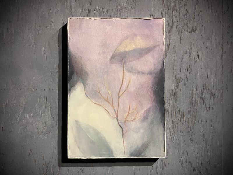 AjisaiGallery's tweet photo. 公募グループ展『 小舟に乗って 』より出展作品をご紹介いたします。

原祥子『まつろわぬ光』

サイズ(mm)：227×158
素材：アクリル絵の具/色鉛筆/木製パネル
制作年：2026

詳細はECサイトにてご確認いただけますと幸いです。
https://t.co/XSRXgDuhmo

#gallery_hydrangea #公募展 #小舟に乗って https://t.co/zsQ0ZbUqo7