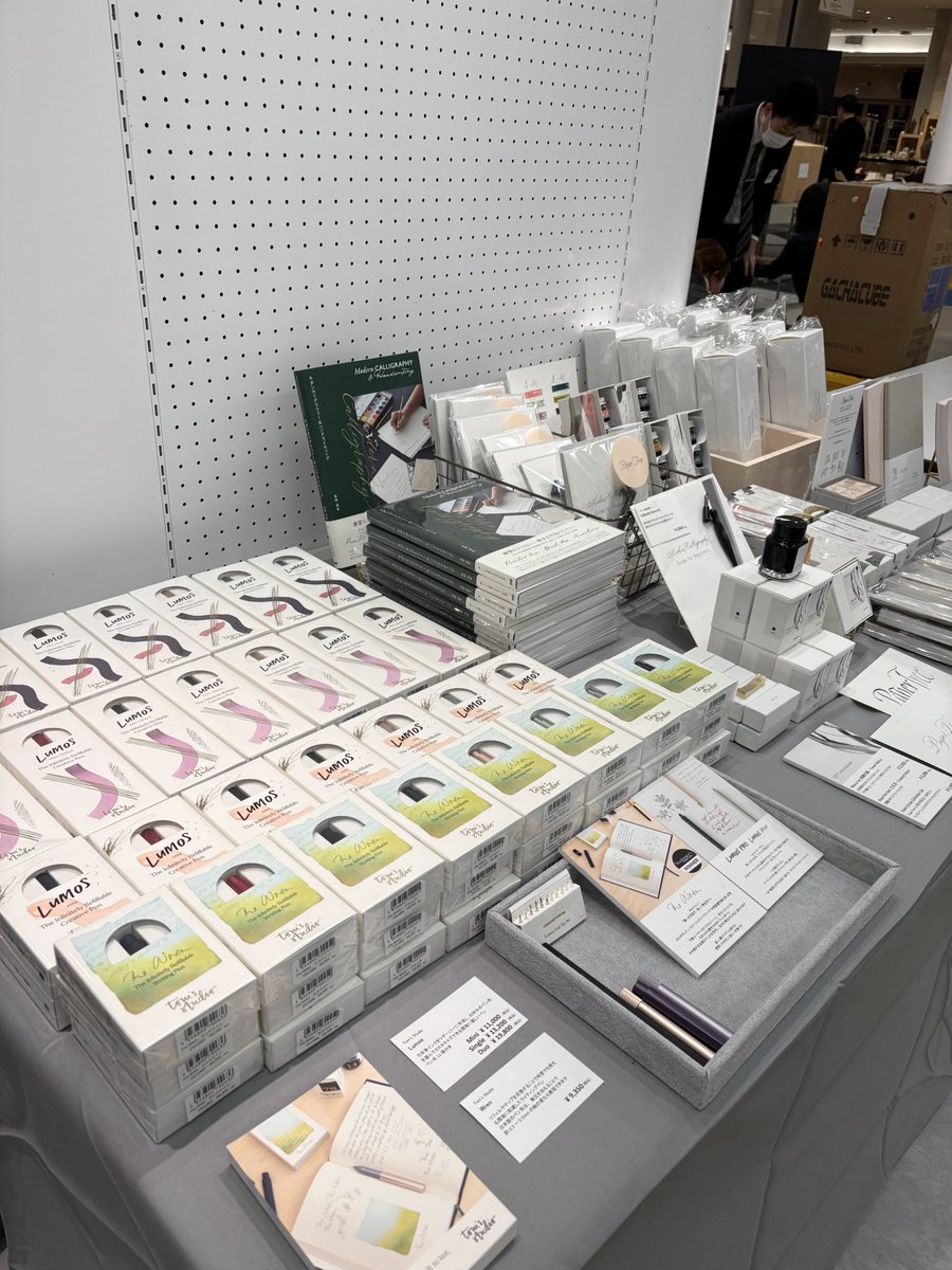 PaperTree5's tweet photo. 三越文具祭り2026

場所: 日本橋三越
会期: 5F 2/11-24 / 7F 2/16-23

インクと描くことを存分に愉しめる
Tom’s Studio LumosとWren
全色ご用意してます✨

本日のWSは原田祥子さん、明日は島野真希さんのカリグラフィーレッスンです！

@makishimano 
@cokodomonokuni https://t.co/JD6cdTgpX3