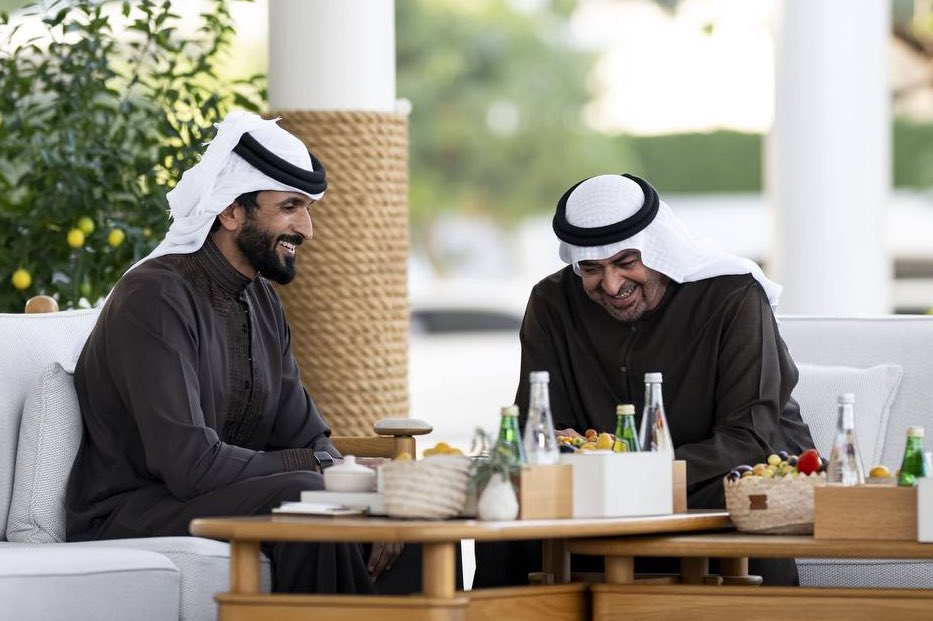 هدوء الكبار ، كأن العالم
في موضعه الصحيح
ويبتسم لأن موازين السياسة تُدار بيده !