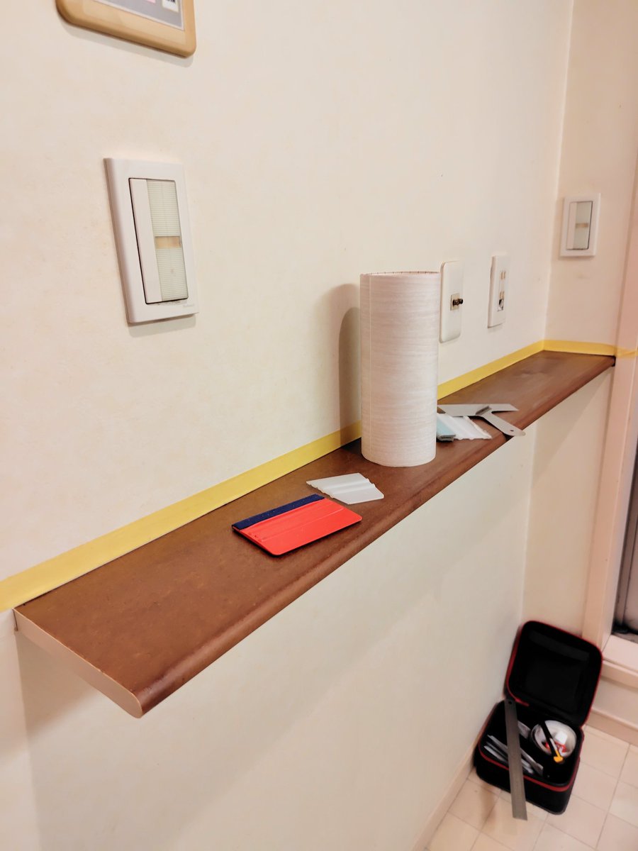 ebiRider21's tweet image. 兄弟の家に順番に泊まりに来てる母親🧑‍🦳

今日はウチに泊まるので、前から気になっていた洗面室の棚を直した

ペリペリ剥がれかけて、触ると痛い所が有った面材をキレイに剥がして、余り物のダイノックシートを貼る

白い木目で前より雰囲気良くなった⤴️

#3M
#ダイノック
#ダイノックシート