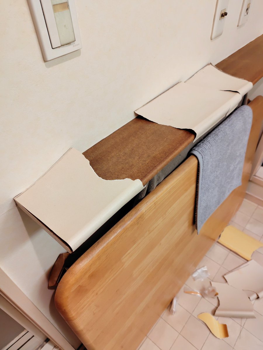 ebiRider21's tweet image. 兄弟の家に順番に泊まりに来てる母親🧑‍🦳

今日はウチに泊まるので、前から気になっていた洗面室の棚を直した

ペリペリ剥がれかけて、触ると痛い所が有った面材をキレイに剥がして、余り物のダイノックシートを貼る

白い木目で前より雰囲気良くなった⤴️

#3M
#ダイノック
#ダイノックシート