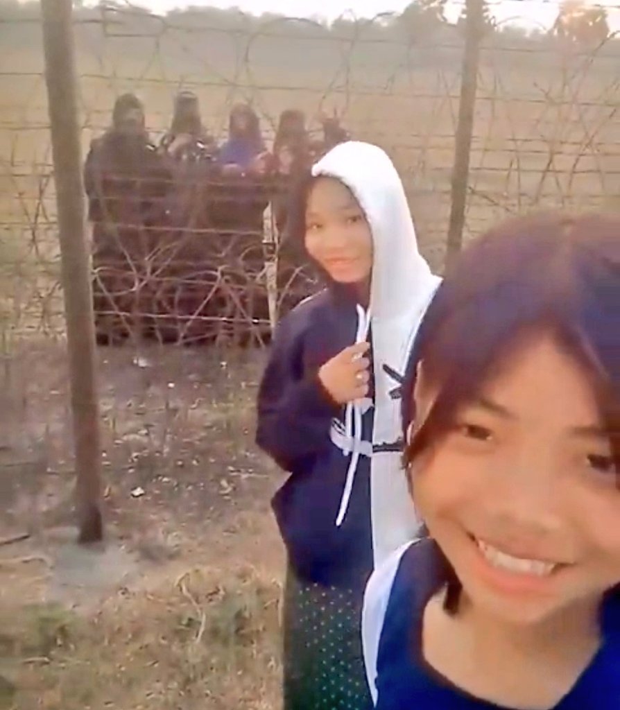 AskAnshul's tweet photo. This photo never gets old.

It is from India-Bangladesh border, where 2 Indian girls from the Northeast posed in front of 4 Bangladeshi girls standing on the border fence.

The distance between them is just a fence, but there is a gap of eras. https://t.co/mUGHbNYwvR
