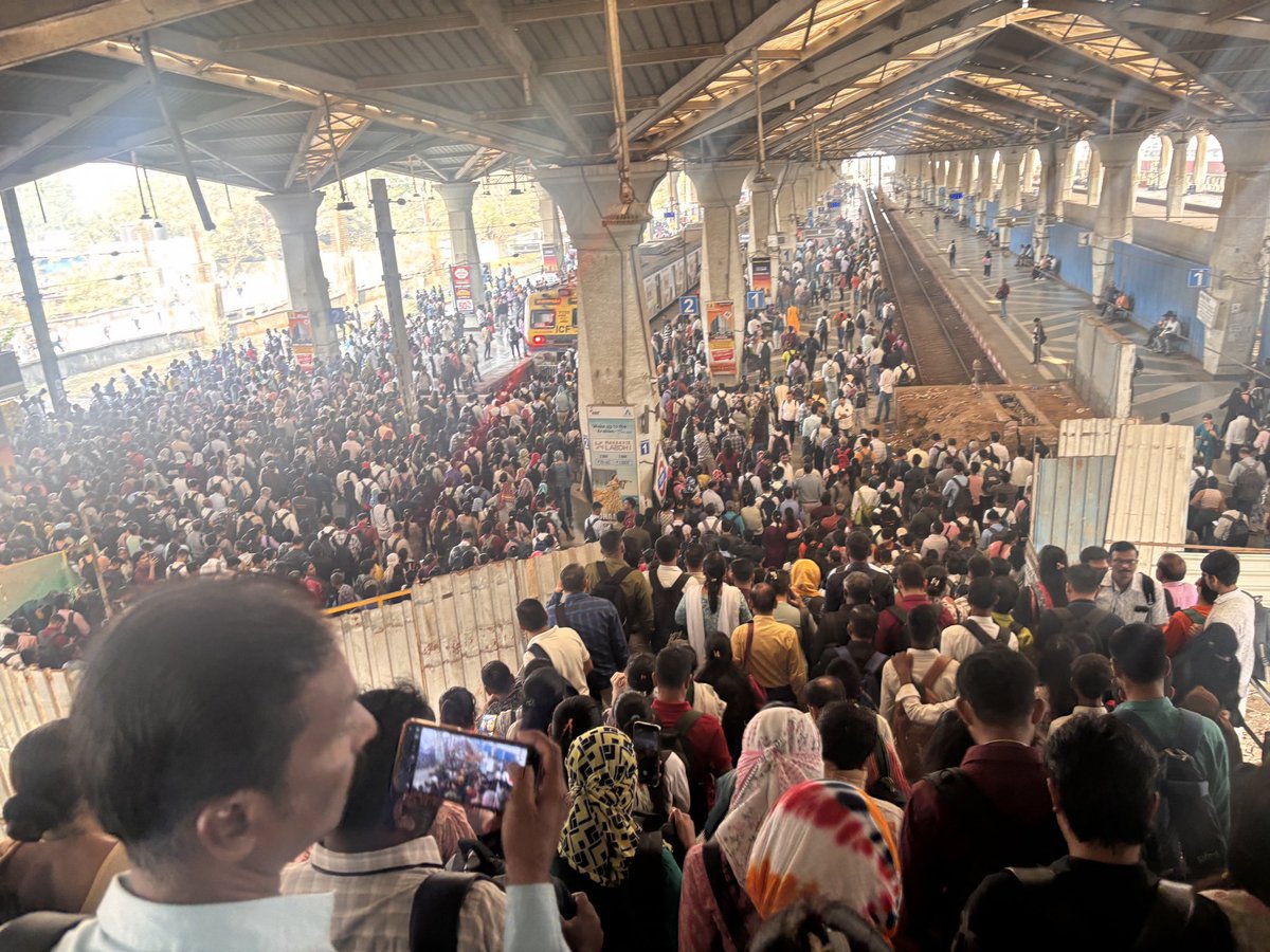 Heavy rush of people on Harbour line. This is what happens when trains get delayed. 

How long can Mumbai run like this without serious capacity upgrades? <a href="/drmmumbaicr/">DRM Mumbai CR</a> <a href="/Central_Railway/">Central Railway</a>