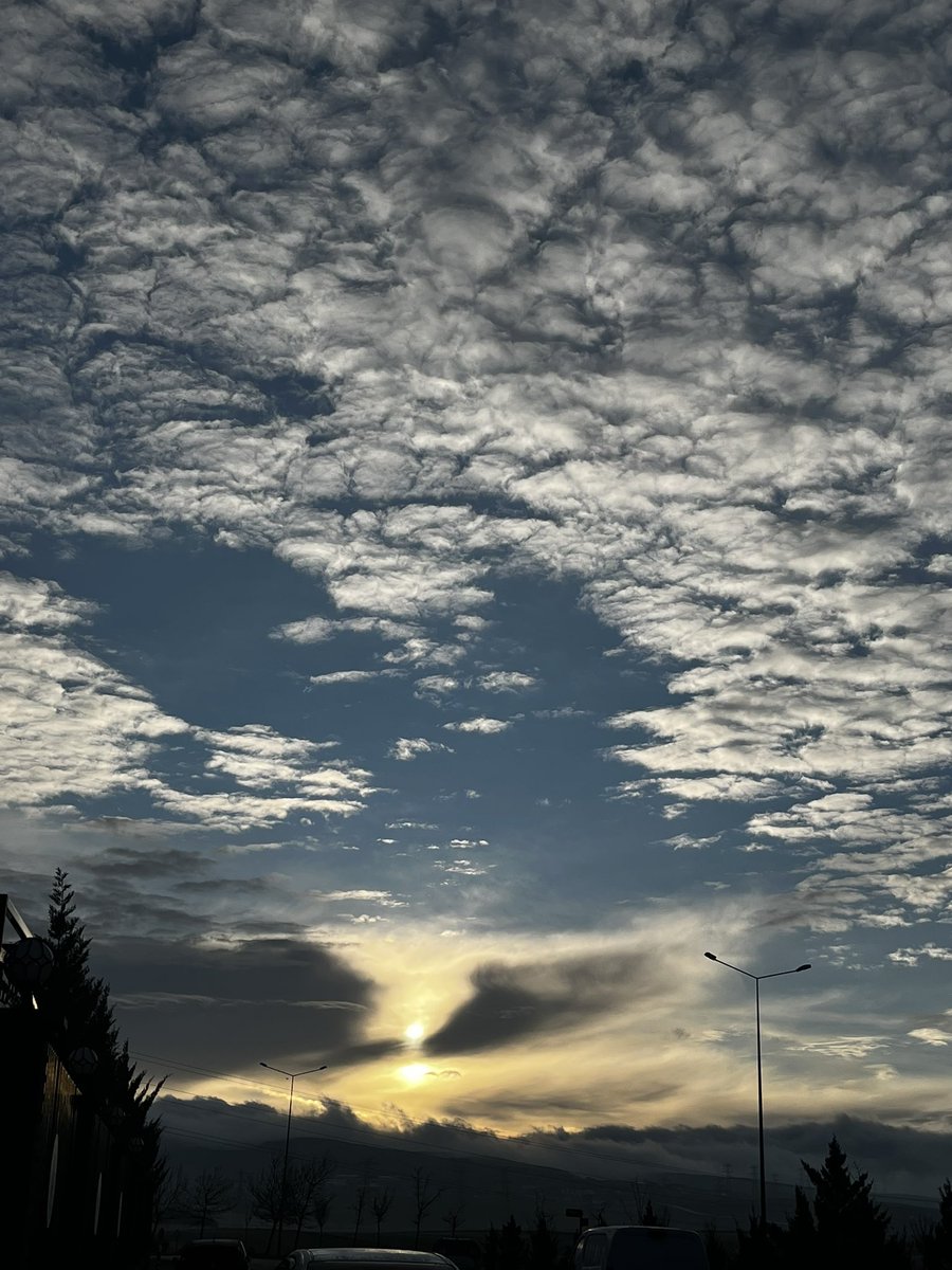 Evden çıkınca gökyüzüne baktım ve günün şarkısını mırıldanmaya başladım 🫠
youtu.be/GGSw2xVobE8?si…