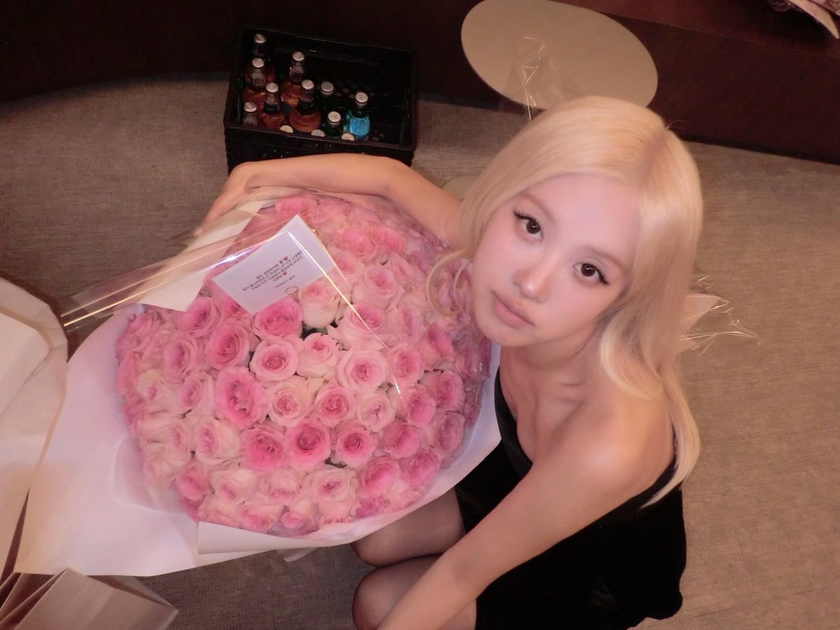 blckpinkpic's tweet image. ROSÉ INSTAGRAM UPDATE:

roses are rosie???