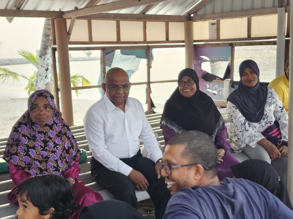 ކުރިއަށް އޮތް ލޯކަލް ކައުންސިލް ތަކުގެ އިންތިޚާބާއި އަންހެނުންގެ ތަރައްޤީއަށް މަސައްކަތްކުރާ ކޮމިޓީއަށް ވާދަކުރައްވާ ހަނިމާދޫ އެމްޑީޕީގެ ކެންޑިޑޭޓުންނަށް ތާއިދު ހޯއްދެވުމަށް އެމްޑީޕީ ރައީސް <a href="/abdulla_shahid/">Abdulla Shahid</a> ހަނިމާދޫ ގައި ކުރިއަށް ގެންދެވި ކެންޕެއިން ދޮރުން ދޮރަށް ހަރަކާތުގެ