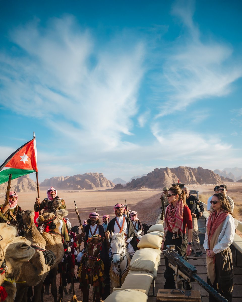 rwthofficial's tweet photo. 🇯🇴
#Jordan’s Queen Rania with her daughter Princess Salma bint Abdullah in a casual style visiting the local community in Wadi Rum, a UNESCO World Heritage Site and one of the most popular attractions in the country.

📸 Queen Rania #QueenRania #Hashemite #الأردن https://t.co/6Wh3nM9Ukk