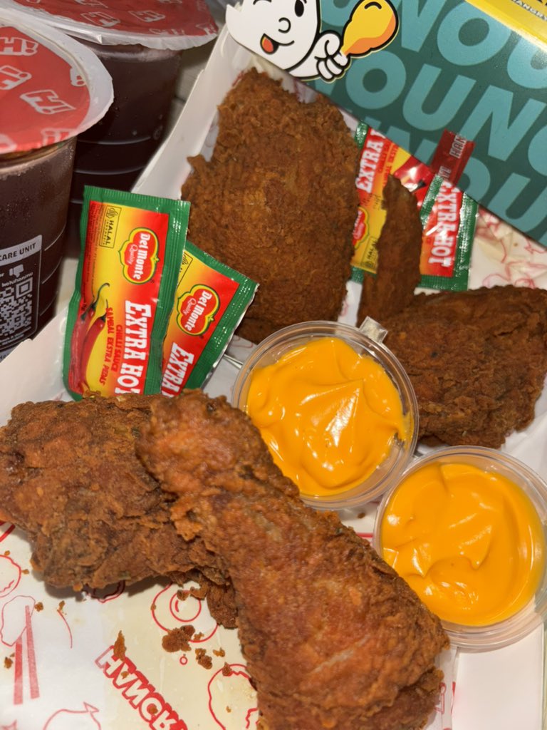 fried chicken paling enak menurut gua 

🥉 KFC — 8,5/10
bumbunya khas &amp; konsisten enaknya

🥈 MCD — 9/10
kulitnya gurih dan nagih

🥇 Uno Chicken — 9.5/10
crispy-nya serius beda, dalemnya masih juicy banget