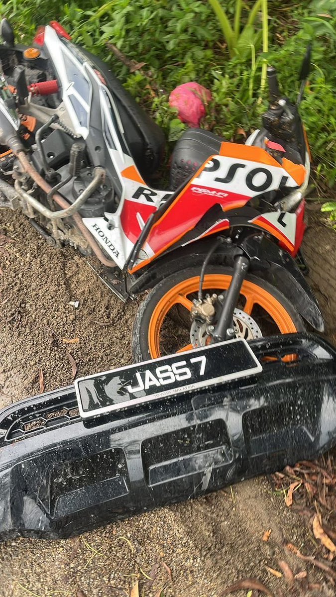 update11111's tweet photo. Cubaan membunuh
Lokasi: Lot 575,lorong bengkel 2,Sg jernih,Kajang

@Pdrm https://t.co/jxuI7ngMiT