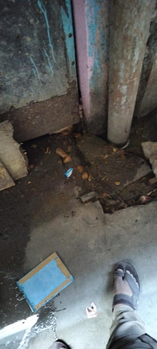 DeepsGoel's tweet photo. .@MCD_Delhi @DelhiGovDigital @gupta_rekha 

There is a serious gutter blockage issue in Christian Colony. The sewer is overflowing and creating unhygienic conditions for residents. It poses health risks, especially for children and elderly people.

+ https://t.co/LO9yU5j4gD