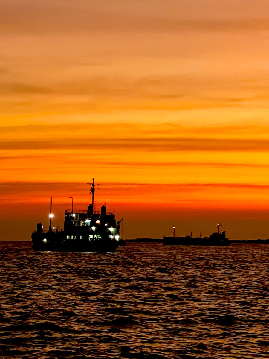 วันนึงทุกชีวิตอาจจะได้เรียนรู้ว่า…

“ความเด็ดเดี่ยวกล้าหาญในชีวิตของเรา

อาจมีต้นกำเนิดจากประโยคสั้น ๆ ที่ว่า 

การยอมรับความจริง และยืนอยู่บนความเป็นจริง”

บางครั้งความจริงนำมาซึ่งความเจ็บปวดในครั้งแรก 

แต่หากเราได้เรียนรู้คุณค่าของความจริงในเชิงลบ