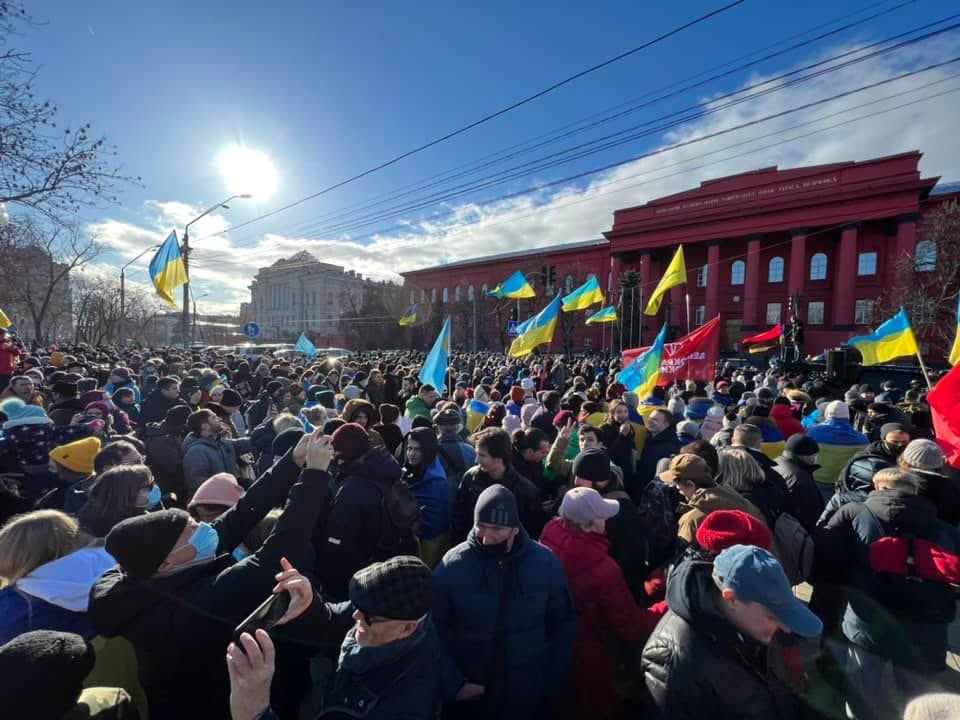 sternenko's tweet photo. Київ. 4 роки тому. 
Напередодні повномасштабного вторгнення ми дали сигнал світові та одне одному — ми будемо чинити опір. 

Ми ще не знали, що чекає на Україну далі. Але знали точно, що обʼєднуючи зусилля, наші люди здатні на все.

4 роки тому. Наче 40 минуло. Зовсім з іншого життя.