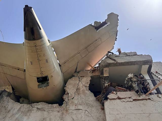 अहमदाबाद विमान हादसा 
“जानबूझकर किए गए कृत्य” का परिणाम? 

इटली के दैनिक समाचार पत्र कोरिएरे देला सेरा ने नई दिल्ली और वाशिंगटन के बीच हुई हालिया चर्चाओं से परिचित दो सूत्रों के हवाले से एक रिपोर्ट प्रकाशित की है। इसके अनुसार, अहमदाबाद में हुए एयर इंडिया विमान हादसे की जांच कर