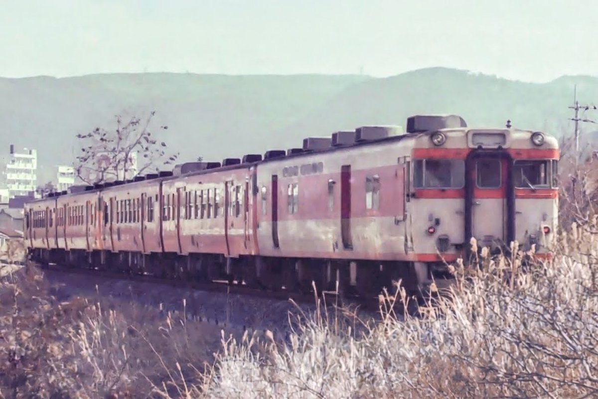 キハ47の4両編成にキユ25を併結した普通列車。　
手前の枯れ草が鬱陶しいですが、ご容赦下さい。
※1986年2月