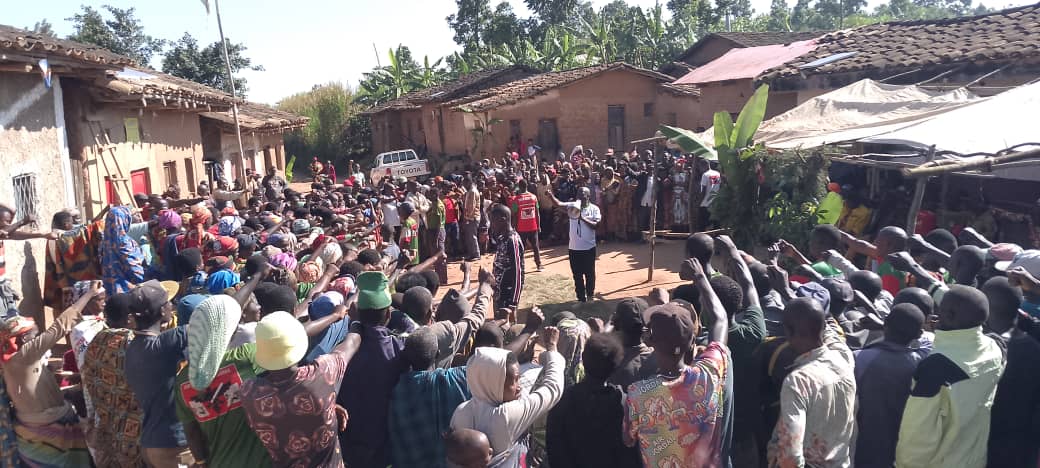 CnddFddButanyer's tweet photo. #Kirundo 11/2/20226: Arikumwe n'umukuru w'umuhari w'abakenyerarugamba muri komine, Umunyamabanga wa @CnddFdd muri komine #Habimana_Tito yagendeye ubucimbiri 16 bwo mu mitumba ya #Mubuga,#Cindonyi,#Kiyonza,#Nunga na #Rubuga bwa zone kiri na #Kiyonza.Akaba akwije ubucimbiri 76/684. https://t.co/QJWeoiHYCm