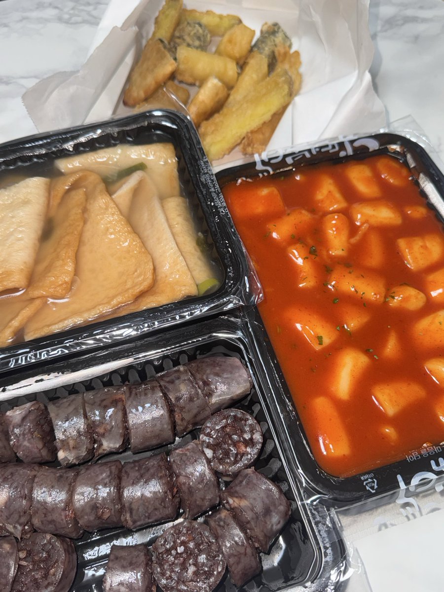 xi7by's tweet image. 취업 합격 후 먹는 떡튀순은 죤맛이구나...✨